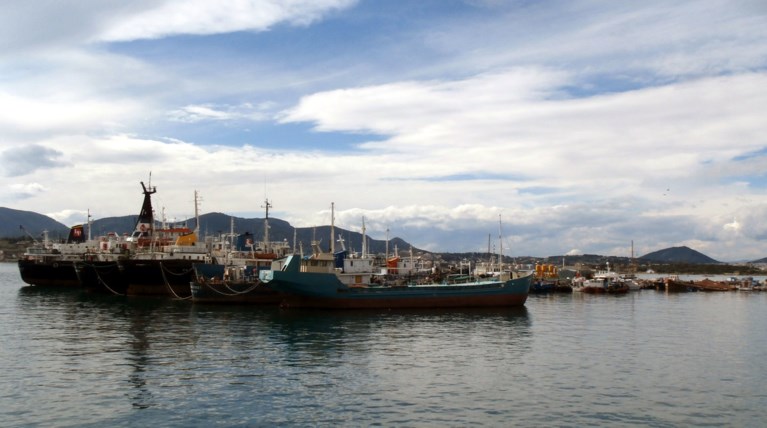 Ημιβύθιση φορτηγίδας στη θαλάσσια περιοχή της Σαλαμίνας