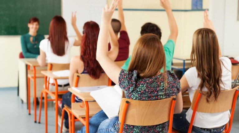 Καθηγήτρια στο Βόλο κατά των εμβολίων και υπέρ των ...ψεκασμών