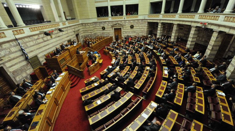Ψηφίζεται το νομοσχέδιο για την αναδοχή από ομόφυλα ζευγάρια [live]