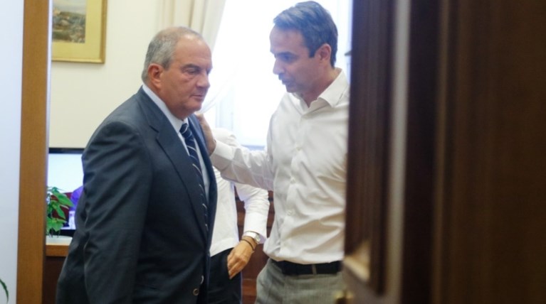 Συνάντηση Μητσοτάκη - Καραμανλή στη Βουλή- Τι συζήτησαν