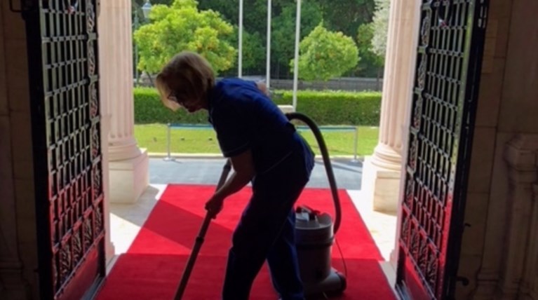 Προετοιμασίες στο Μαξίμου για την άφιξη του πρίγκιπα Κάρολου