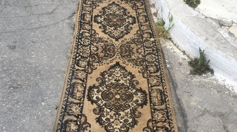 Έστρωσαν χαλί σε… φρεάτιο στην Κρήτη