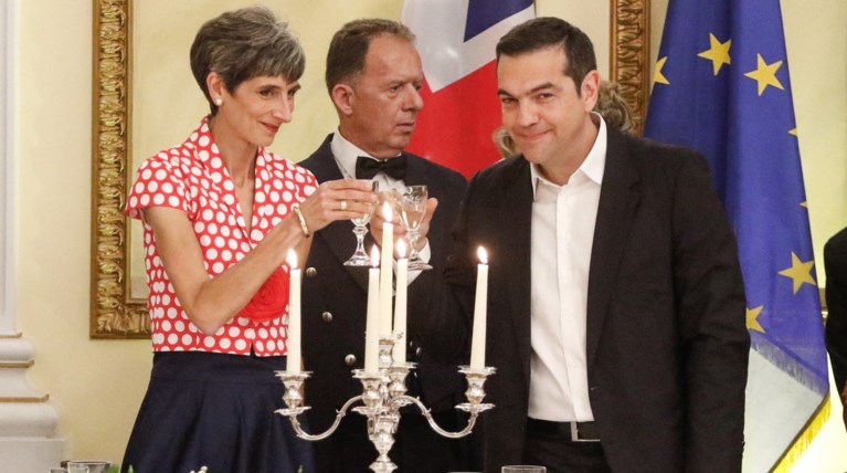 Η Βρετανίδα πρέσβης ψηφίζει Ελληνίδα σχεδιάστρια- Η εμφάνιση στο δείπνο