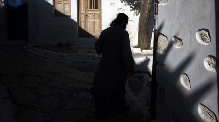 Ιερέας αποπειράθηκε να ασελγήσει σε 11χρονη με τη συναίνεση της μητέρας της