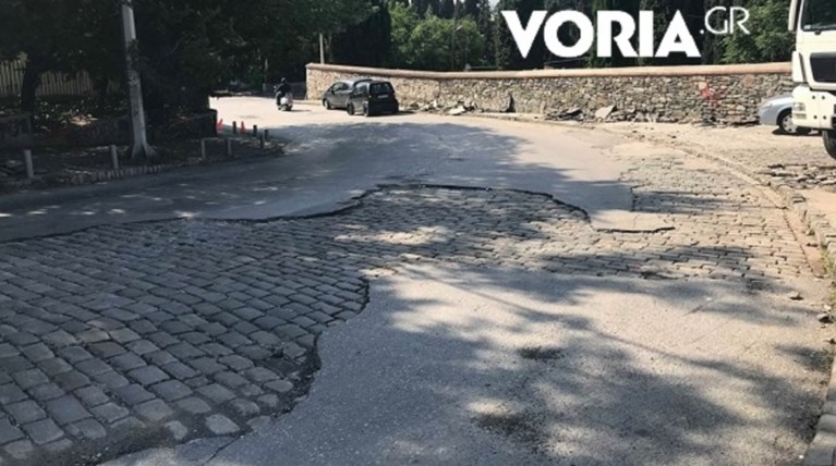 H νεροποντή της Θεσσαλονίκης αποκάλυψε λιθόστρωτα της παλιάς πόλης