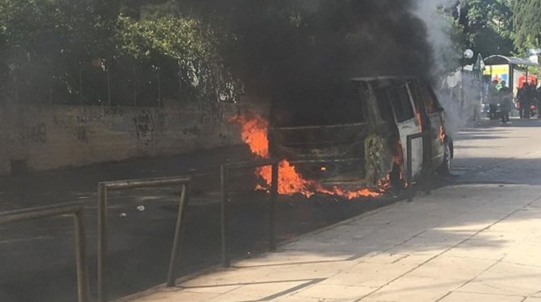 Οπαδοί της ΑΕΚ έβαλαν φωτιά σε φορτηγάκι οπαδών του ΠΑΟΚ [Βίντεο]