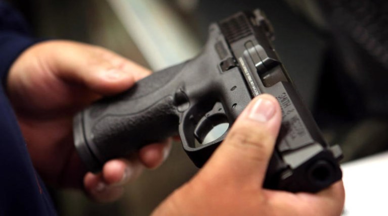 Συνταξιούχος αστυνομικός βγήκε στο μπαλκόνι και πυροβολούσε