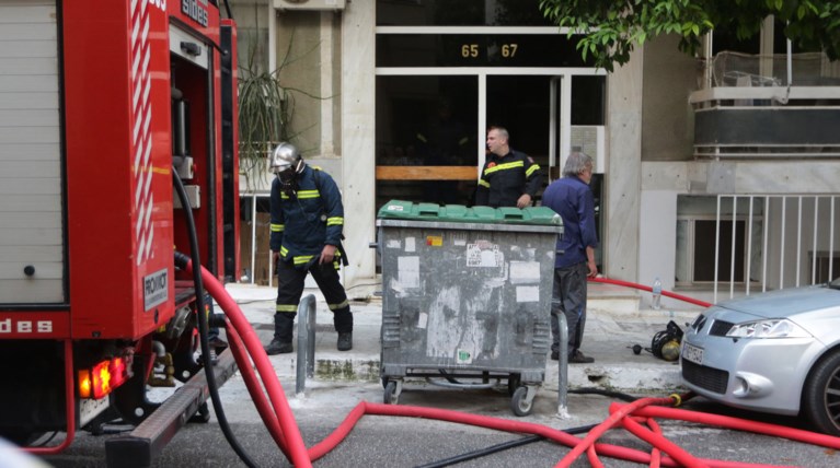 Φωτιά σε σπίτι στη Νέα Ιωνία. Απεγκλωβίστηκαν τέσσερις άνθρωποι