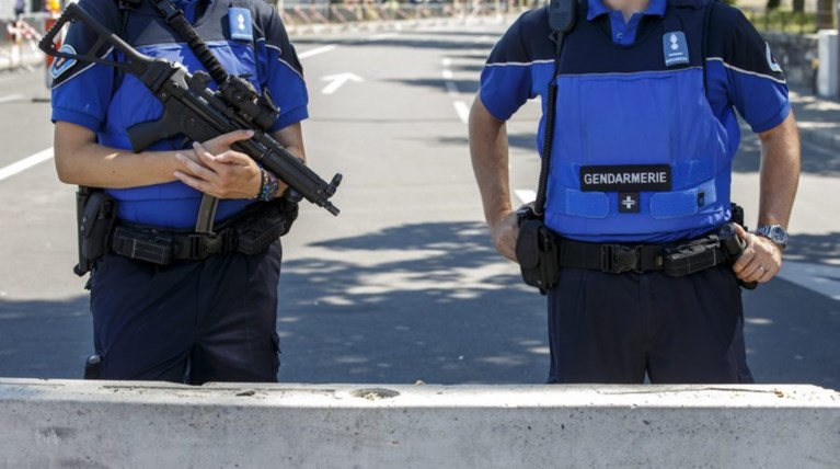 Τριπλή κινηματογραφική απόδραση: Πριόνισαν κάγκελα και κατέβηκαν με σεντόνι