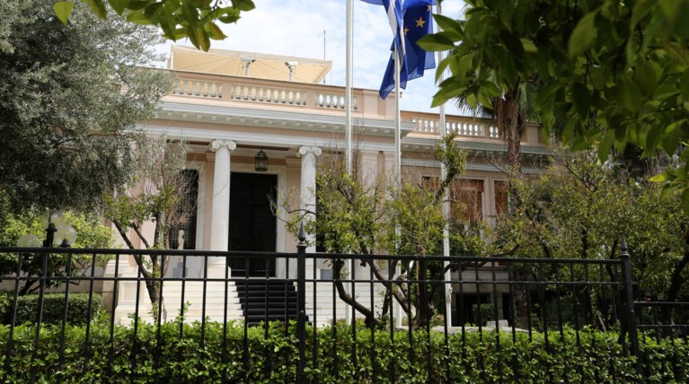 Μαξίμου: Erga omnes & Σύνταγμα οι όροι για τη λύση
