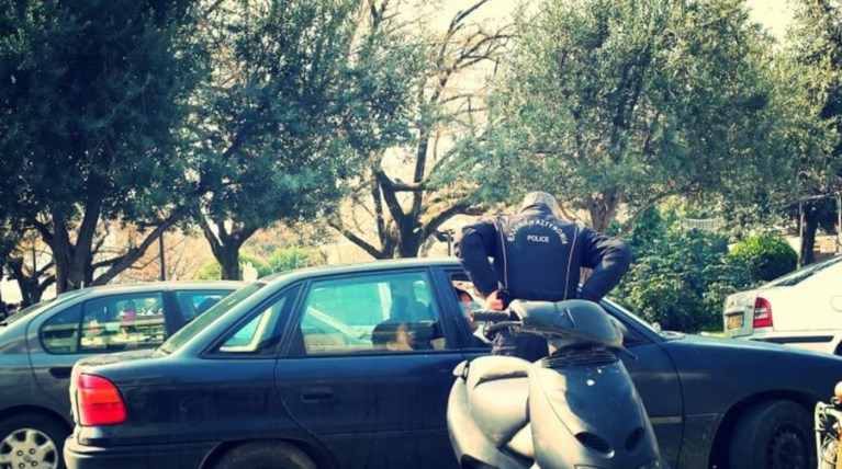 Τρίκαλα: Έδεσε το παιδί του στην καρότσα και το έσερνε