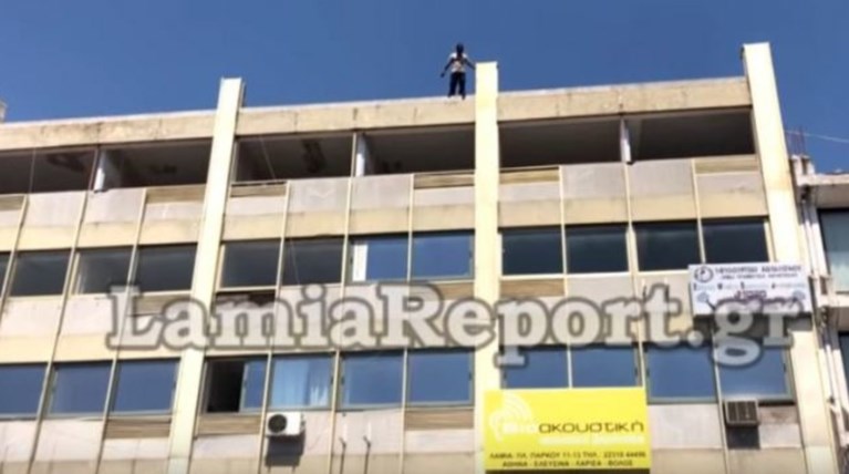 Πολύτεκνος πατέρας απειλούσε ότι θα αυτοκτονήσει από ταράτσα στη Λαμία