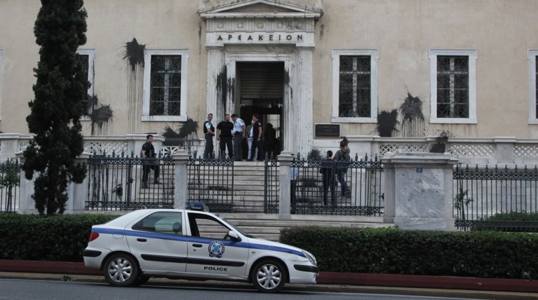 Νέο φιάσκο με την ΕΛ.ΑΣ. θεατή, ενώ ο Ρουβίκωνας έσπαγε το ΣτΕ