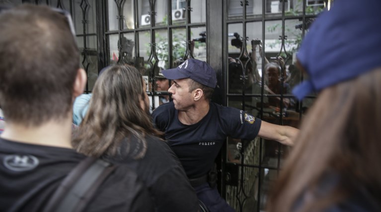 Ένταση σε συμβολαιογραφείο για τους πλειστηριασμούς (Εικόνες)