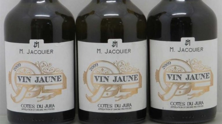 Στο σφυρί τρεις φιάλες με κρασί του 1774, οι παλαιότερες παγκοσμίως