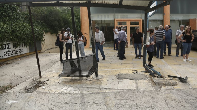 ΙΧ καρφώθηκε σε στάση λεωφορείου - Ενας νεκρός, τρεις τραυματίες