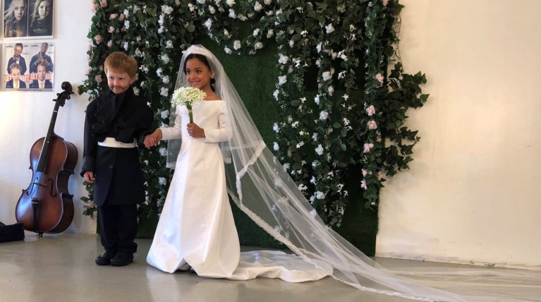 Ο μικρός πρίγκιπας Χάρι και η νύφη του στην πιο γλυκιά αναπαράσταση