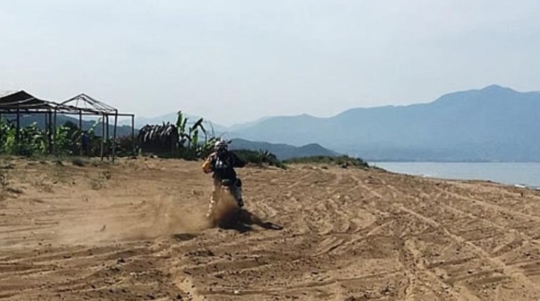 Αγώνας ταχύτητας 280 μοτοσικλετών σε φωλιές της καρέτα-καρέτα! (φωτό)