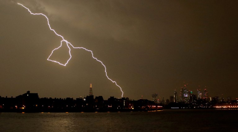 Βρετανία: Μπλακ άουτ από 64.000 κεραυνούς! Χάος στο Στάνστεντ (φωτό)