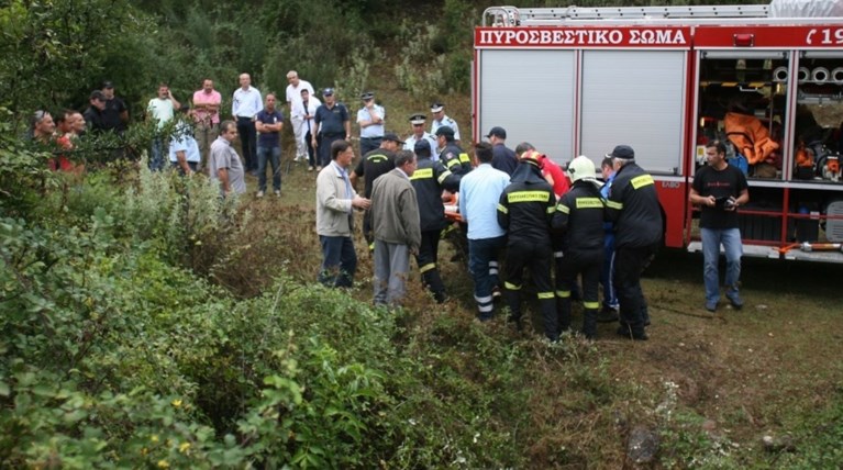 ΙΧ έπεσε σε γκρεμό - Νεκρό μωρό και τέσσερις τραυματίες στα Τρίκαλα