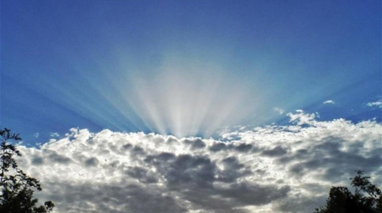 Αγίου Πνεύματος με νεφώσεις και τοπικές καταιγίδες