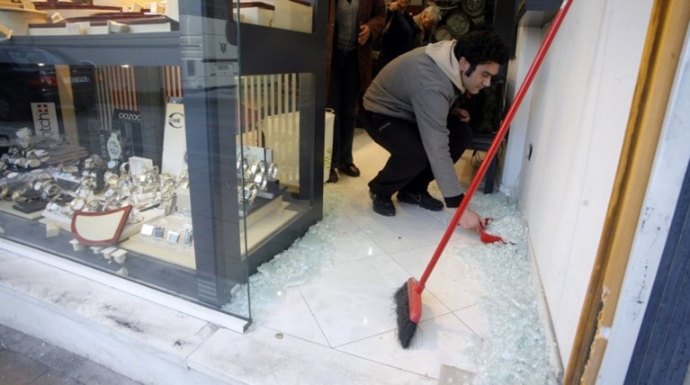 Εισβολή με φορτηγό σε κοσμηματοπωλείο στα Νέα Λιόσια