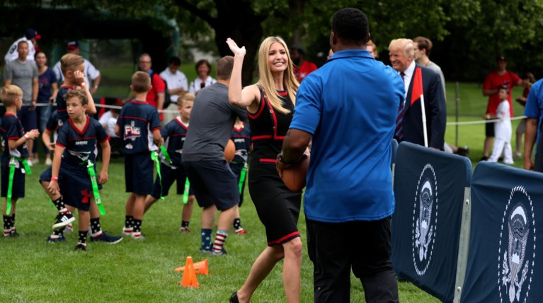 Τα νεύρα της Μελάνια στο κρεβάτι και το απίθανο Gucci φόρεμα της Ιβάνκα