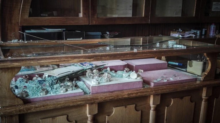 Περιστέρι: 8 διαρρήκτες απέτυχαν να μπουν στο κοσμηματοπωλείο