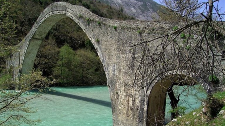 Σε πλήρη ανάπτυξη τα έργα αποκατάστασης στο Γεφύρι της Πλάκας