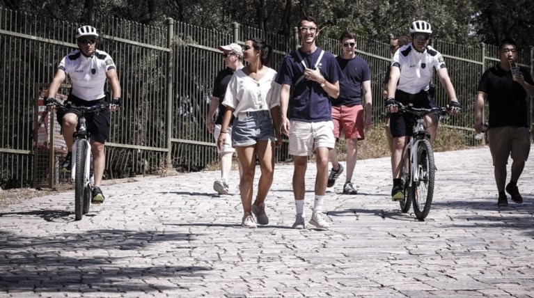 Αετονύχηδες άρπαζαν πορτοφόλια στη σκιά της ...Ακρόπολης