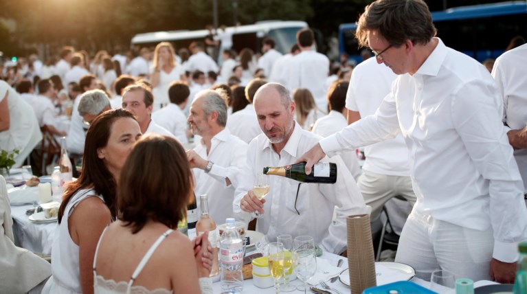 Δείπνο στα λευκά: Η πιο εκκεντρική νύχτα του Παρισιού