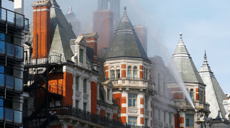 Μεγάλη φωτιά σε ξενοδοχείο στο Νάιτσμπριτζ του Λονδίνου