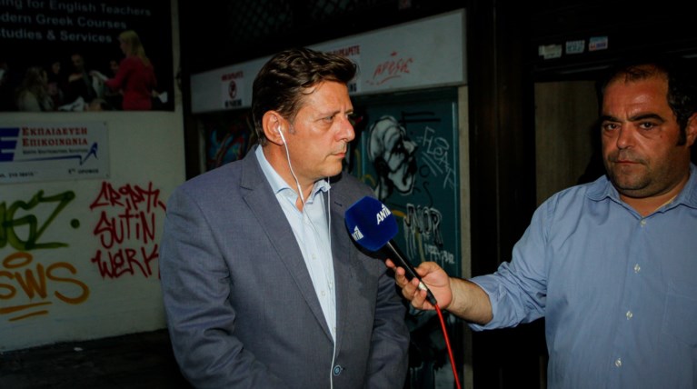 Επίθεση κουκουλοφόρων στο γραφείο του Μιλτιάδη Βαρβιτσιώτη-vid