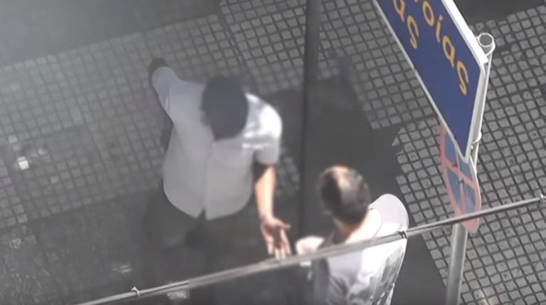 Στη δημοσιότητα βίντεο από τη δράση των «εμπόρων» της Ομόνοιας