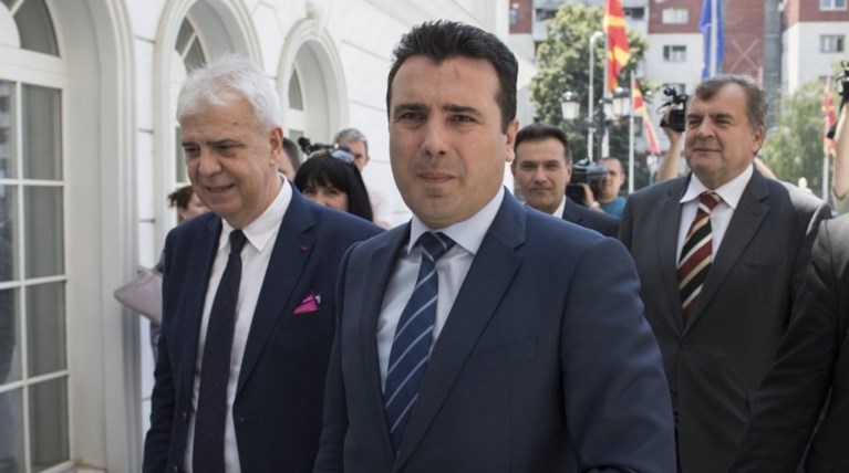 ΠΓΔΜ: Στην επικοινωνία Ζάεφ - Τσίπρα εξετάστηκαν διάφορες ιδέες για λύσεις