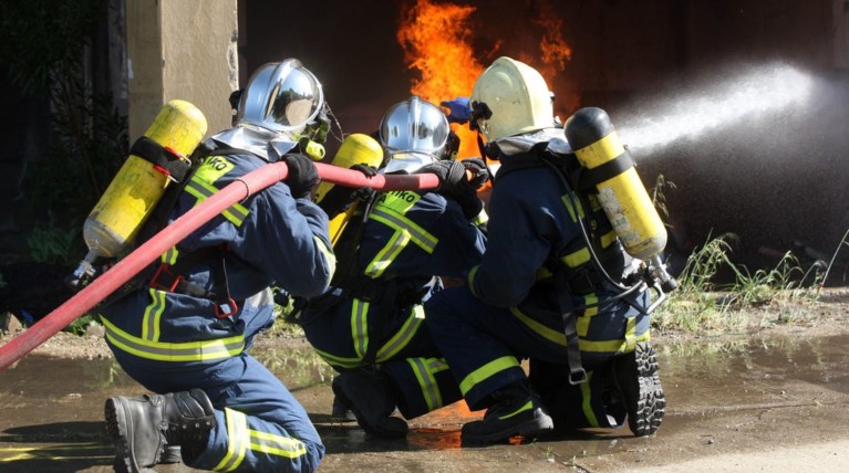 Πυρκαγιά στα Οινόφυτα: Σε εξέλιξη, δεν υπάρχει κίνδυνος επέκτασης
