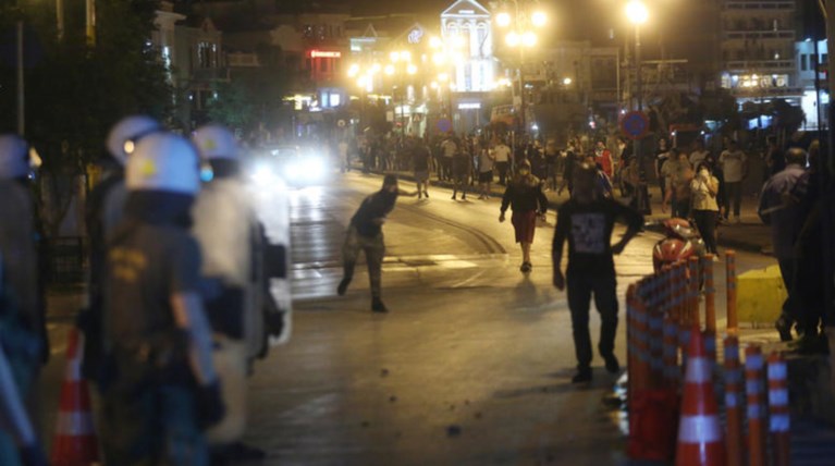 Έρευνες σε σπίτια στη Μυτιλήνη για τις επιθέσεις σε μετανάστες