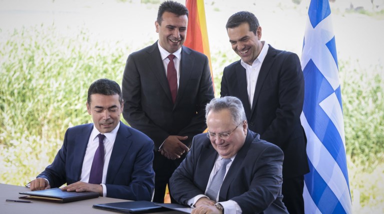 Υπογράφτηκε η ιστορική συμφωνία Ελλάδας - ΠΓΔΜ στις Πρέσπες