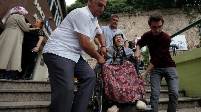 Τουρκία: Τους πήγαν... σηκωτούς για να ψηφίσουν