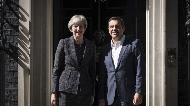 Στο Λονδίνο ο Τσίπρας, συναντήσεις με Μέι, Κόρμπιν και επενδυτές