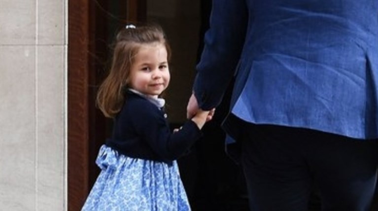 Η Σάρλοτ τρέχει να βγει από το παλάτι & οι φύλακες την μαζεύουν [Βίντεο]