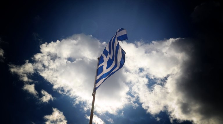 Bloomberg: Η Ελλάδα επανήλθε στο προσκήνιο μετά την αναβάθμιση από τον S&P