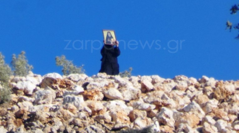 Φωτιά στα Χανιά - Βγήκαν οι καλόγριες με τα εικονίσματα