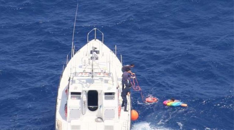Φωτογραφίες από τη διάσωση της 55χρονης που έμεινε 20 ώρες στη θάλασσα