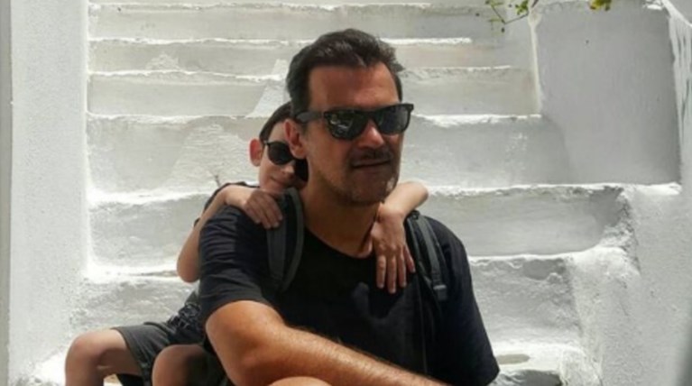 Ο Κωνσταντίνος Καζάκος σε σπάνιες φωτογραφίες με τον γιο του