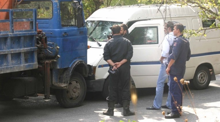 Aλιμος: Πυροβόλησαν τρεις φορές στον αέρα για να πάρουν τα χρήματα