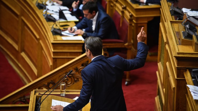 «Ντροπή», «Ψεύτης», «Διαπλοκή»: Πρωτοφανής ένταση στη Βουλή