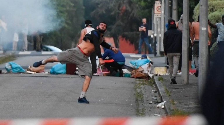 Τρίτη νύχτα ταραχών στη Νάντη: Πυρπόλησαν καταστήματα & ΙΧ