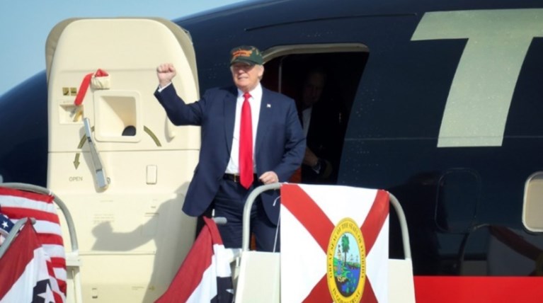 Εκτός Λονδίνου, για τον φόβο των διαδηλωτών, οι επαφές Τραμπ στη Βρετανία