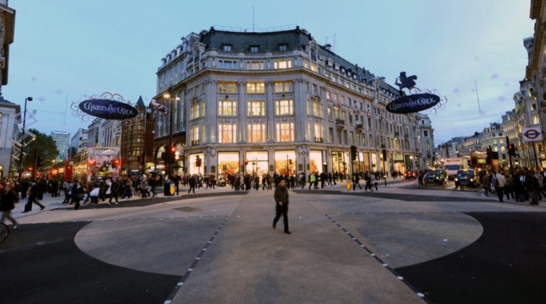 Οργή ηθοποιών στο Γουέστ Εντ: Θεατές έβλεπαν Μουντιάλ στο κινητό